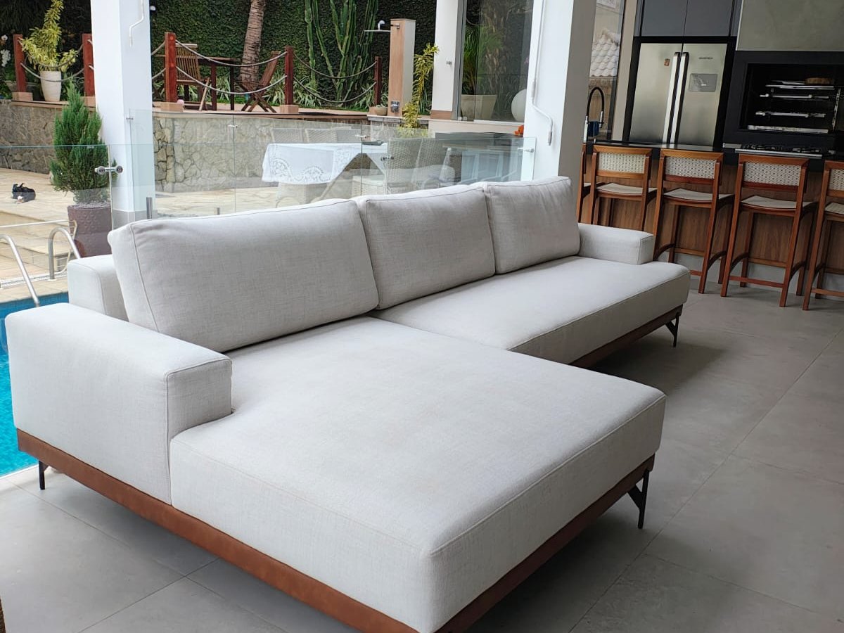 Chaise com base de madeira depois da higienização