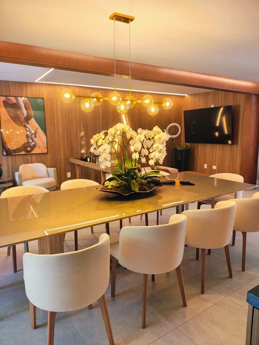 Sala de jantar com cadeiras estofadas higienizadas pela Madame Lavô